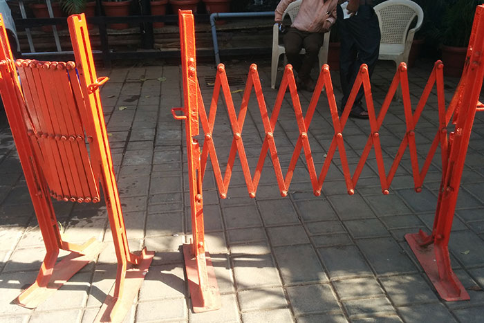 Expanding barrier detail