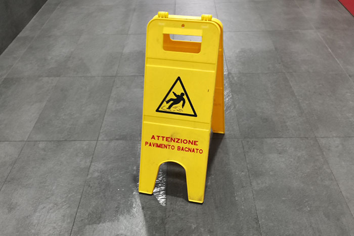 Expanding barriers for slippy floor areas